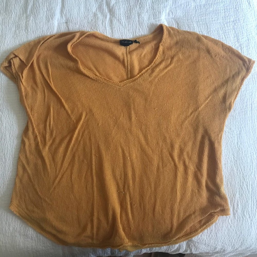 URBAN OUTFITTERS TEE